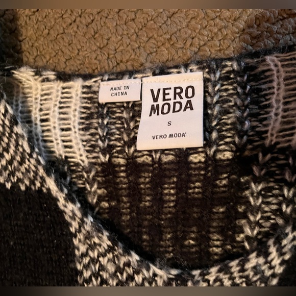 Black and white plaid poncho - Picture 2 of 2